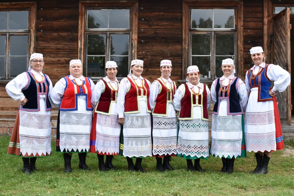 członkowie zespołu śpiewaczego z turośli